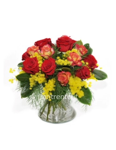 Bouquet carino di rose assortite con aggiunta di mimosa