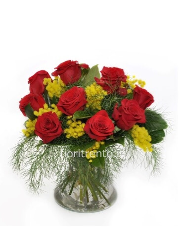Bouquet di roselline rosse con mimosa