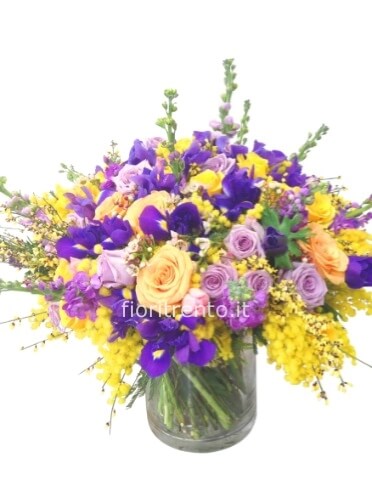 Mazzo di fiori assortiti con mimosa