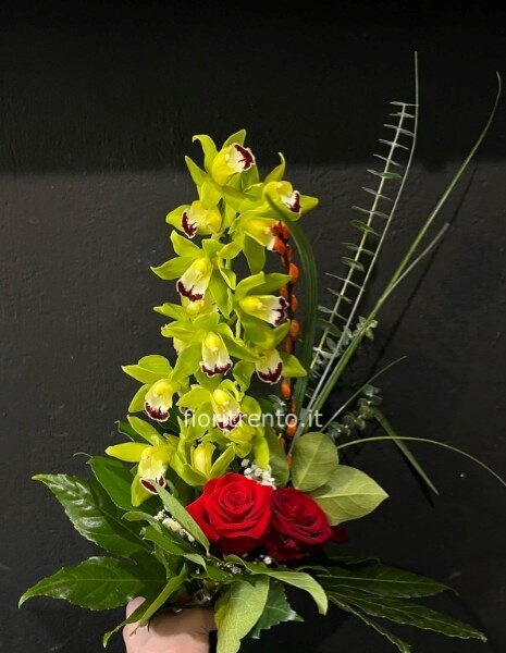 mazzo di fiori con orchidea e rose rosse
