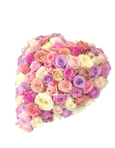 Cuore con rose di colori assortiti